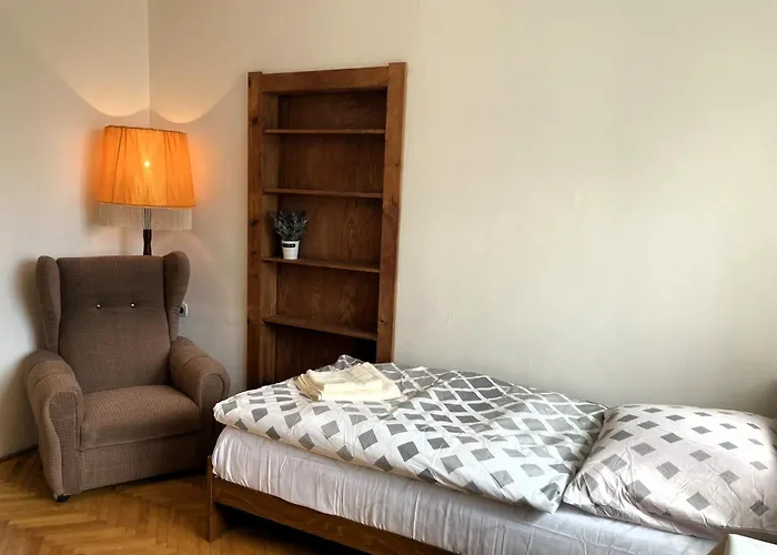 Spacious Apartment - Free Parking!