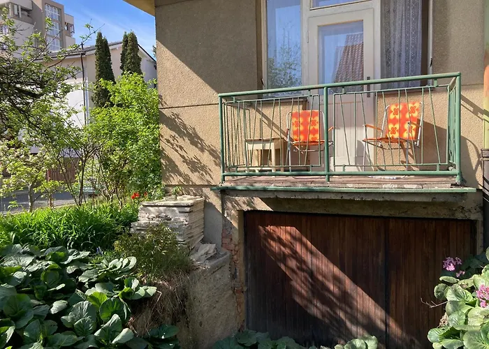 Spacious Apartment - Free Parking!